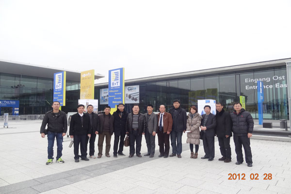 我司領(lǐng)導(dǎo)出國(guó)參觀考察團(tuán)在德國(guó)R+T展會(huì)合影